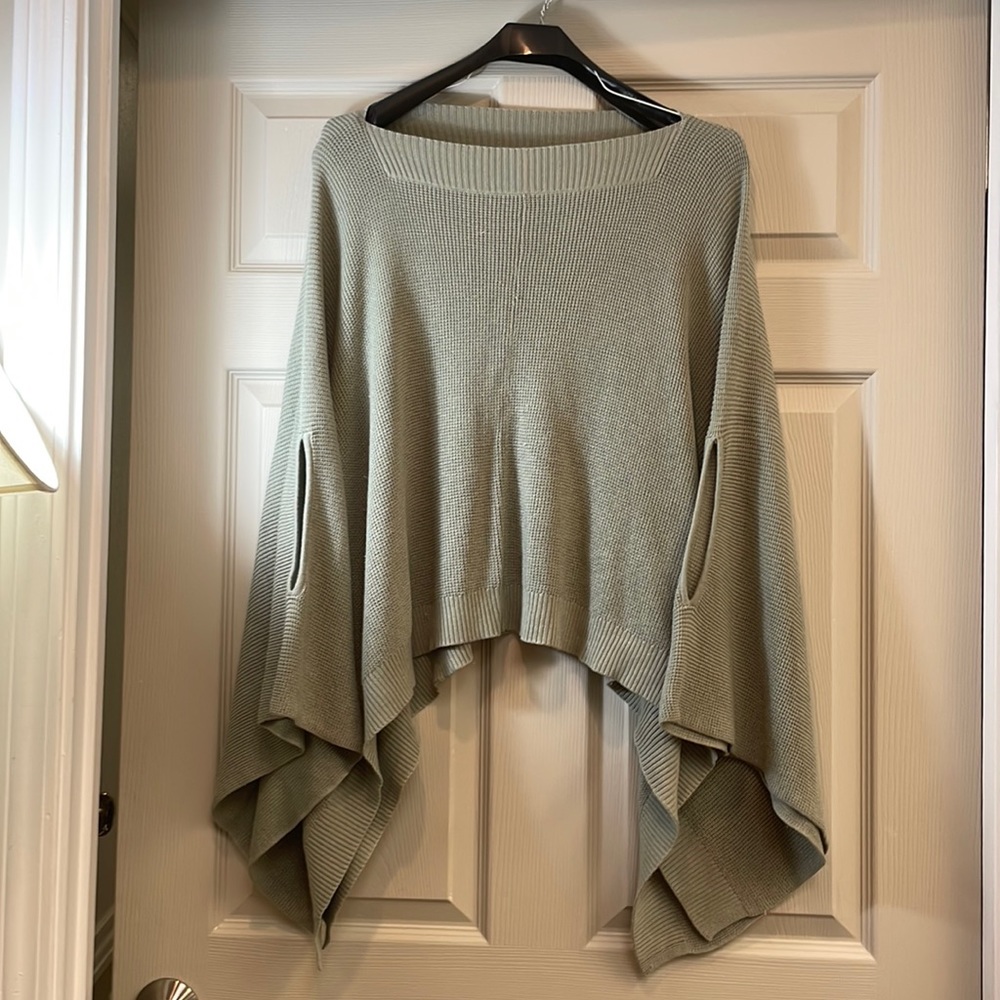 LULULEMON pre-owned in excellent condition gray green sweater